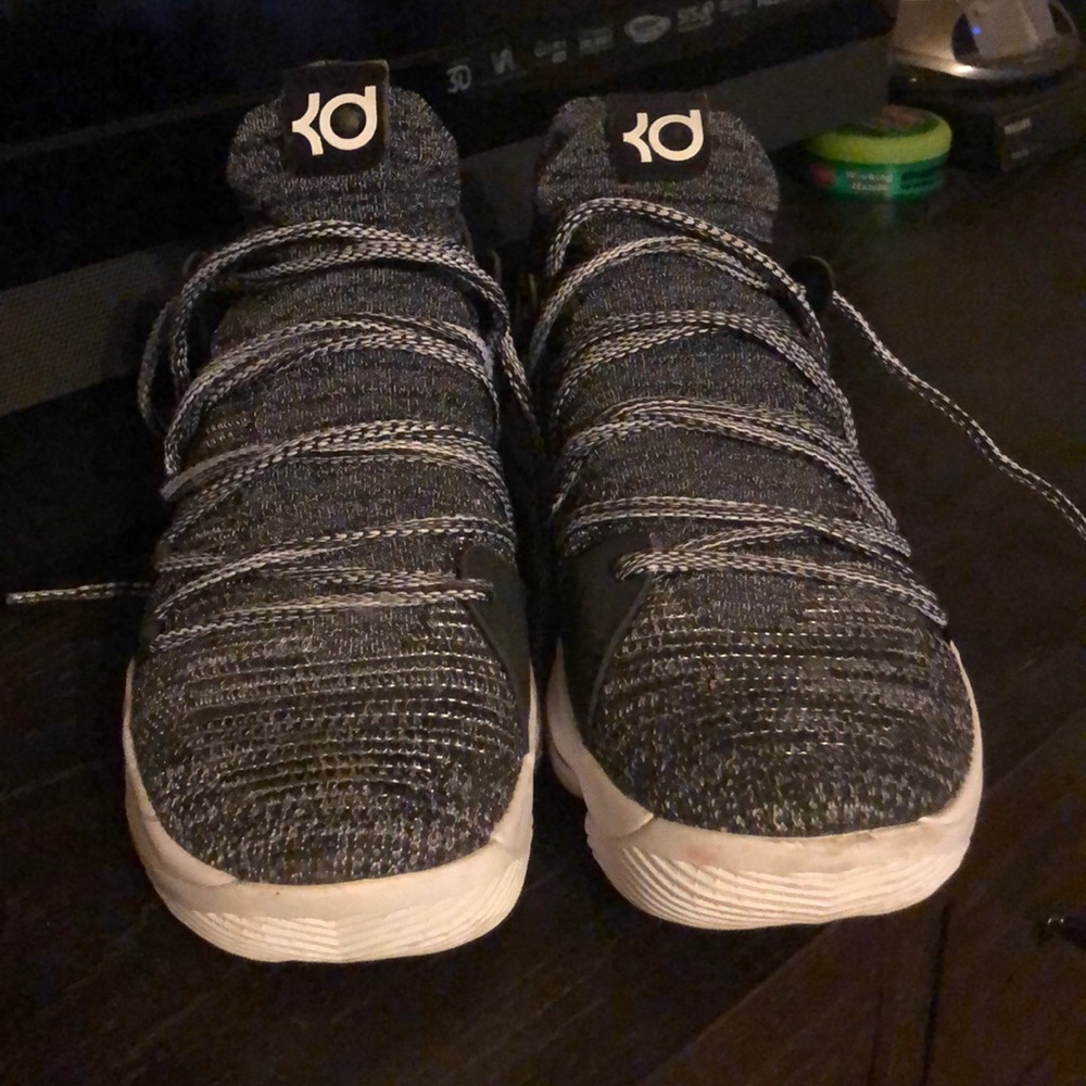 Kevin Durant men’s shoes size 9.5